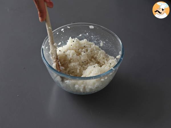 Onigiri de atum, o pequeno sanduíche triangular de arroz japonês - おにぎり - Preparação Passo 4
